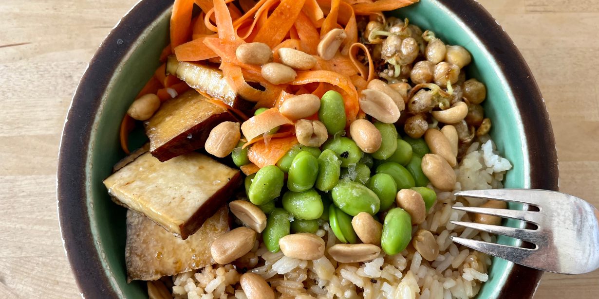 Essen fürs Hirn: Vegetarische Bowl mit Edamame und Tofu